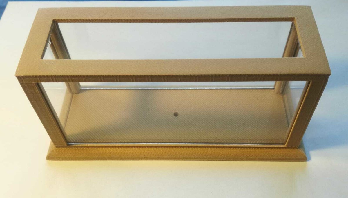 Base in simil legno e teca in plexglass , per protezione dei modellini o altro oggetto