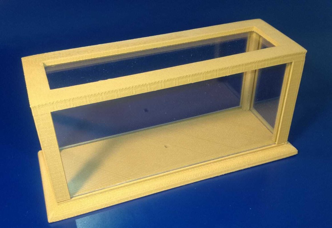 Base in simil legno e teca in plexglass , per protezione dei modellini o altro oggetto
